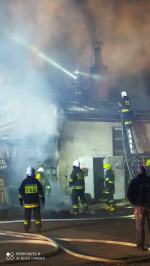 Pożar stolarni w Świerczach gasiło 8 zastępów straży pożarnej