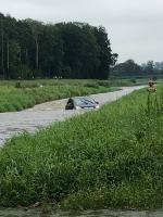 Chciał skrócić drogę przez Kanał Ulgi. Samochód odpłynął z prądem 