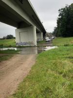 Chciał skrócić drogę przez Kanał Ulgi. Samochód odpłynął z prądem 