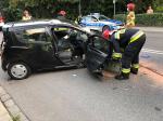 Kierowca osobówki staranował słup na ulicy Popiełuszki w Opolu