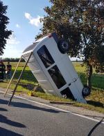 Niebezpieczne zdarzenie w Bierdzanach. Bus wypadł z drogi 