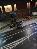 Rajd BMW zakończył uderzając w zaparkowane auta. Mieszkańcy mają dość