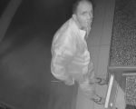Policja publikuje wizerunek osoby podejrzewanej o włamanie