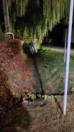 Kierowca Mazdy zakończył jazdę w rowie. Był pijany