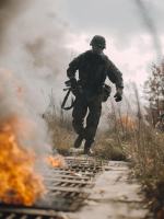 Żołnierze z batalionu dowodzenia i zabezpieczenia ćwiczyli na torze napalmowym