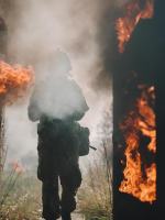 Żołnierze z batalionu dowodzenia i zabezpieczenia ćwiczyli na torze napalmowym