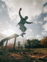 Żołnierze z batalionu dowodzenia i zabezpieczenia ćwiczyli na torze napalmowym