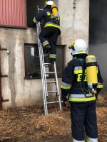 12 zastępów straży gasiło pożar chlewni w gminie Głogówek