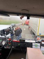 Nietypowe zdarzenie na A4. Samochód ciężarowy zatrzymał się na wiadukcie