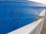 Graffiti i napisy na nowo oddanym moście im. Joachima Halupczoka w Opolu