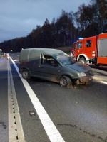 Dachowanie na autostradzie A4. Kierowca zabrany do szpitala