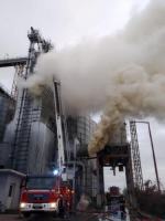 Strażacy trzecią dobę dogaszają suszarnię kukurydzy w Nowej Wsi Małej