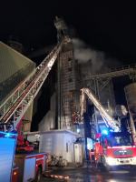 Strażacy trzecią dobę dogaszają suszarnię kukurydzy w Nowej Wsi Małej