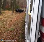 Samochód osobowy dachował na trasie w kierunku Zębowic 