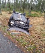 Samochód osobowy dachował na trasie w kierunku Zębowic 