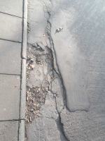 Mieszkańcy ulicy Spychalskiego skarżą się na zaniedbany teren wokół mieszkań