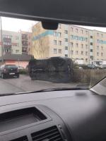 Ozimek: Zaparkowane na osiedlu auto przeszkadzało chuliganom. Przewrócili je na bok