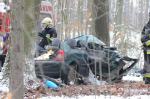 Wypadek na drodze Turawa-Marszałki. Samochód uderzył w drzewo