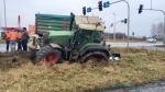 Kierujący ciągnikiem rolniczym wypadł z drogi. Kierowca ukarany mandatem