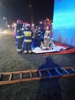 Mężczyzna skoczył z dachu biurowca. Strażacy zdążyli z pomocą