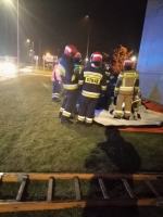 Mężczyzna skoczył z dachu biurowca. Strażacy zdążyli z pomocą