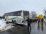 Autobus nie zmieścił się pod wiaduktem. Zawracając ugrzązł w rowie