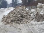MZD wywozi śnieg z centrum miasta. Hałdy na parkingu pod stadionem żużlowym