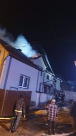 18 zastępów straży dogasza pożar budynku mieszkalnego w powiecie głubczyckim