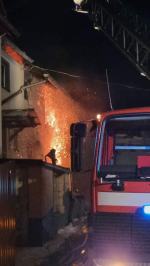 18 zastępów straży dogasza pożar budynku mieszkalnego w powiecie głubczyckim