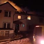 18 zastępów straży dogasza pożar budynku mieszkalnego w powiecie głubczyckim