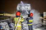 Zapalił się samochód ciężarowy na parkingu. Spłonął doszczętnie
