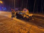 Zderzenie 3 pojazdów w Opolu. Golf stanął w płomieniach, kierowca uciekł