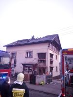 Pożar poddasza domu jednorodzinnego w Rozwadzy. W akcji 10 zastępów straży