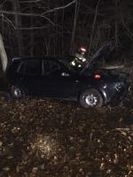 Samochód zjechał ze skarpy. Jedna osoba ranna 