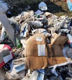 Wyrzucił śmieci na pole i był poszukiwany - został zatrzymany