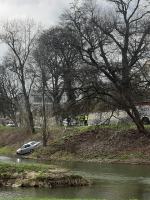 Kierowca stracił panowanie nad pojazdem i stoczył się w kierunku rzeki