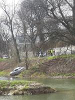 Kierowca stracił panowanie nad pojazdem i stoczył się w kierunku rzeki