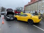 Dodge wpadł na sąsiedni pas drogi. Doszło do czołowego zderzenia