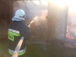 Pożar budynków gospodarczych w Niemodlinie. W akcji kilkanaście zastępów straży