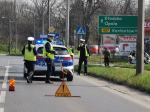 Mężczyzna prowadzący rower przez pasy potrącony przez osobówkę. Wypadek w Nysie