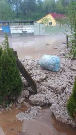 Zalane domy i posesje po przejściu gwałtownych burz z deszczem