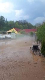 Zalane domy i posesje po przejściu gwałtownych burz z deszczem