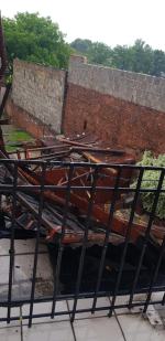 Zerwane dachy, powalone drzewa, uszkodzone auta...Strażacy walczą ze skutkami burzy