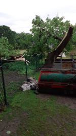 Zerwane dachy, powalone drzewa, uszkodzone auta...Strażacy walczą ze skutkami burzy