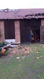 Zerwane dachy, powalone drzewa, uszkodzone auta...Strażacy walczą ze skutkami burzy