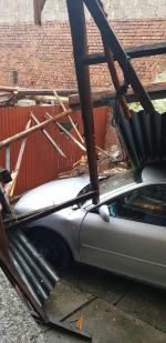 Zerwane dachy, powalone drzewa, uszkodzone auta...Strażacy walczą ze skutkami burzy