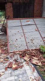 Zerwane dachy, powalone drzewa, uszkodzone auta...Strażacy walczą ze skutkami burzy