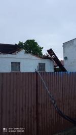 Zerwane dachy, powalone drzewa, uszkodzone auta...Strażacy walczą ze skutkami burzy