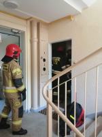 Ulatniający się gaz w mieszkaniu. Strażacy wyważyli drzwi