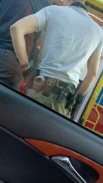 Komprachcice: Mężczyzna z bronią w ręku biegał po ulicy. Sprawna akcja policji